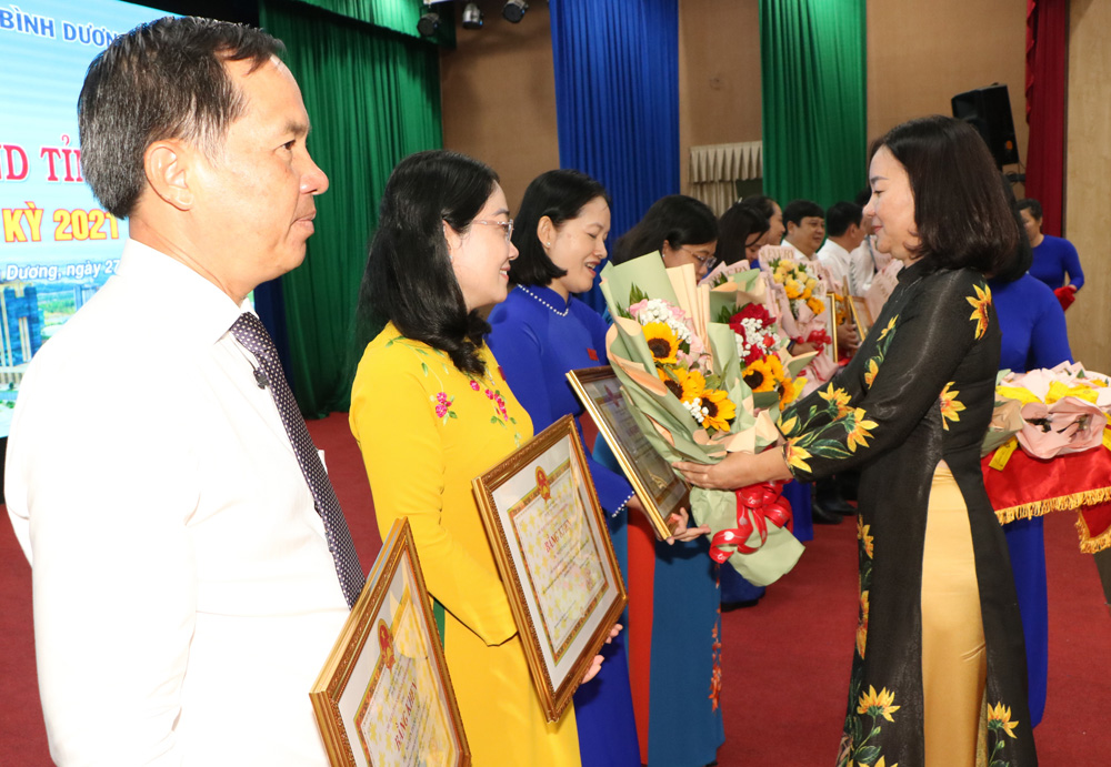 Đồng chí Trương Thị Bích Hạnh, Ủy viên Thường vụ, Trưởng ban Tuyên giáo Tỉnh ủy tặng hoa chúc mừng các cá nhân được nhận bằng khen.